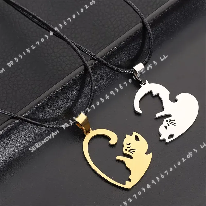 Magnetic Couple Matching Necklaces - زوج واحد من ميداليات المفاتيح الإبداعية