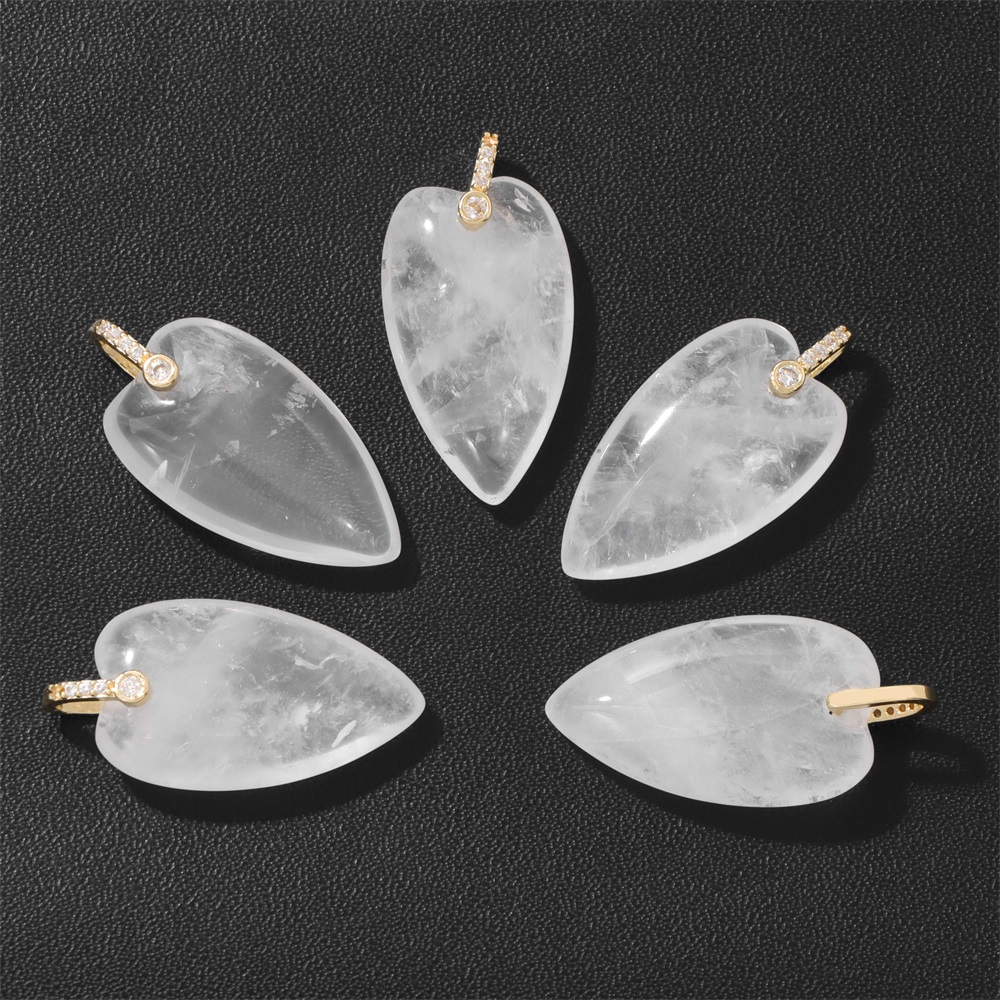 قطعتان من قلادة على شكل قلب من - مراجعة Crystal Pendant Necklace Natural Stone وسعره