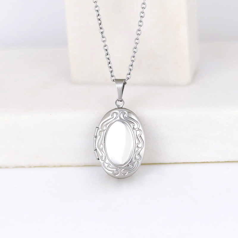 قلادة فضية اللون بتصميم عتيق ق - مراجعة Heart Locket Necklace Photo وسعره