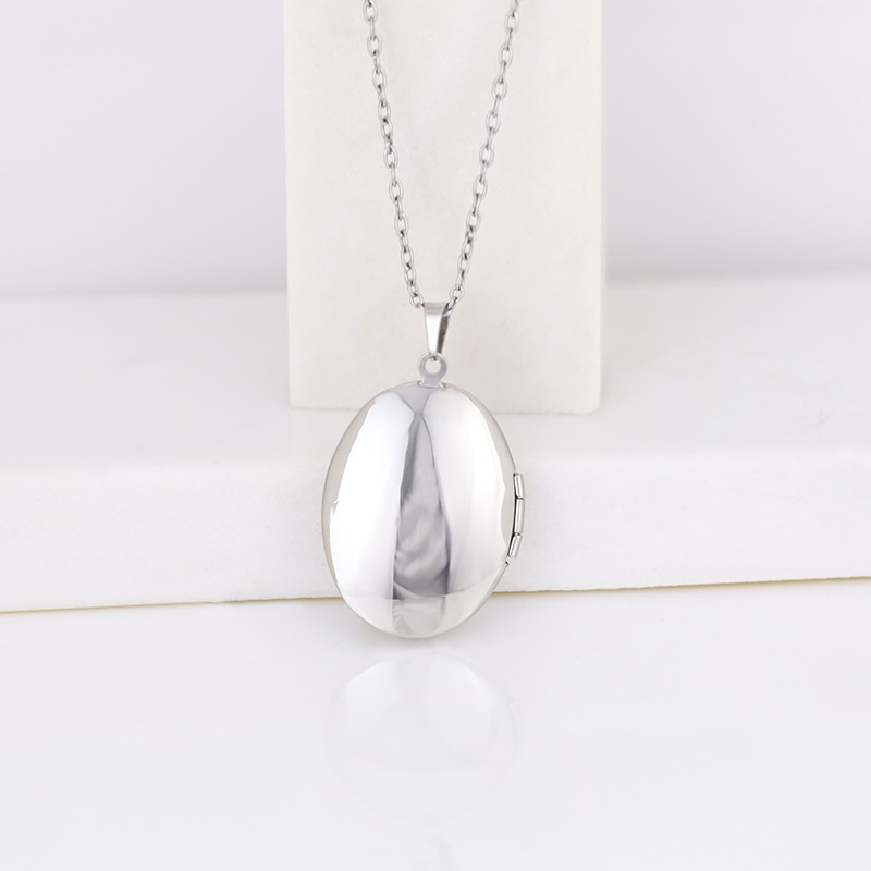 قلادة فضية اللون بتصميم عتيق ق - مراجعة Heart Locket Necklace Photo وسعره
