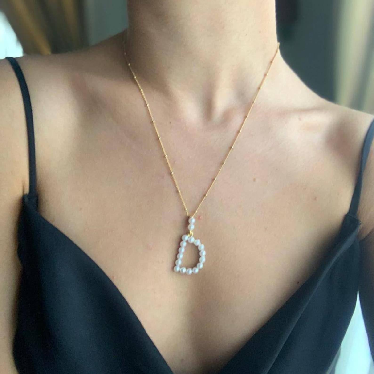 قلادة طبقات أولية من اللؤلؤ ،  - مراجعة Custom Name Necklace Stainless Steel وسعره