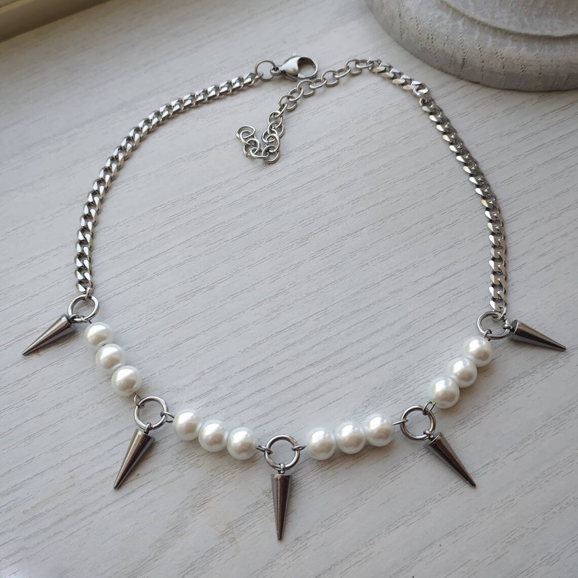 قلادة عنق من إيجيرل-بيرل سبايك - مراجعة Goth Punk Spike Choker وسعره