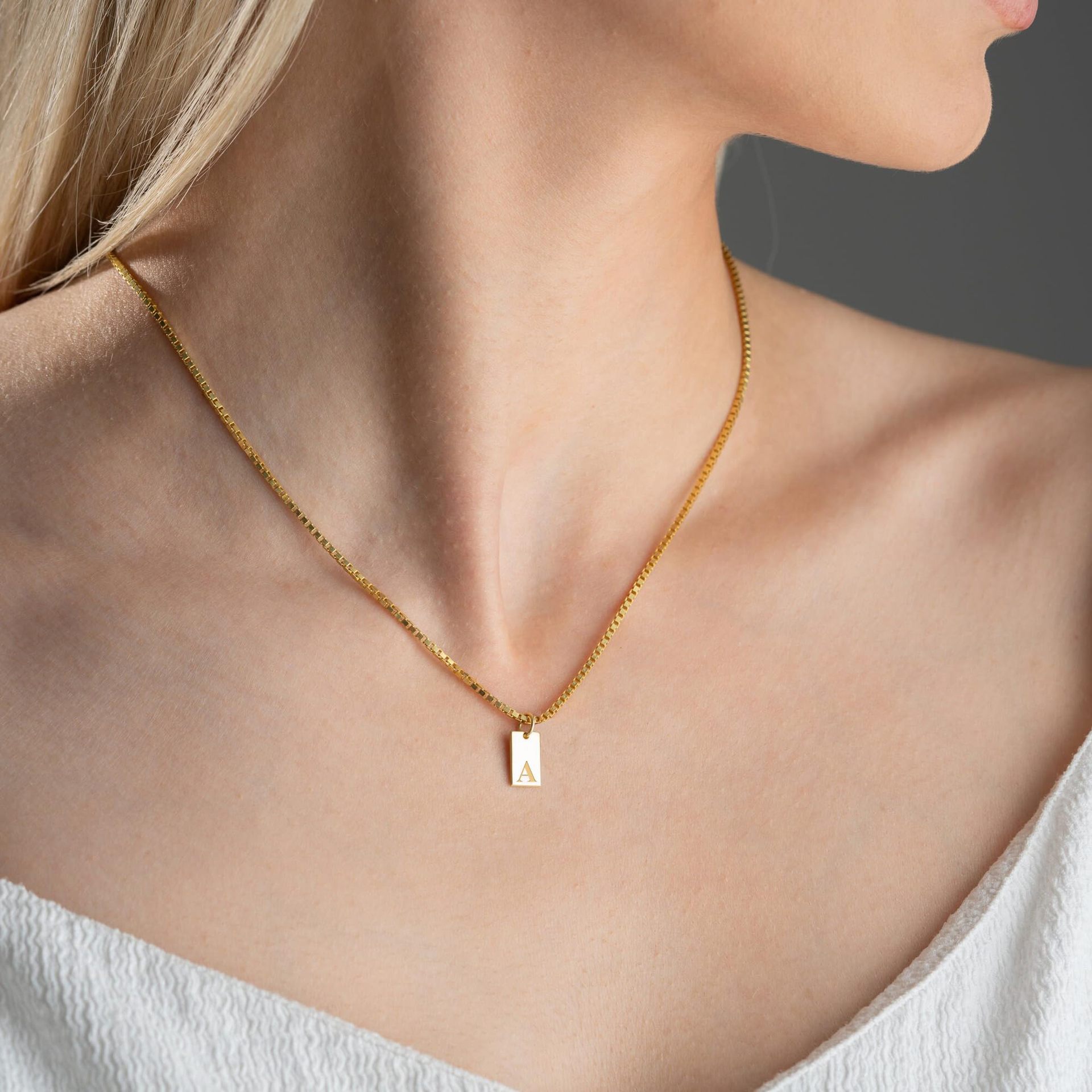 مربع صغير 26 الحروف الأولية عل - مراجعة Initial Letter Necklace 18K Gold وسعره